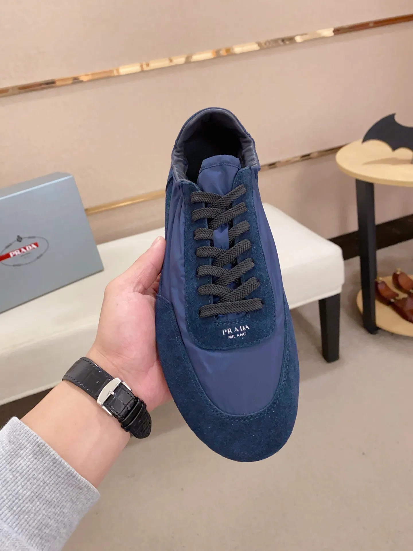 Men's shoes 💰 500💰 ✔️✔️✔️High version High-quality new PRADA counters are launched simultaneously. The new men's shoes and 😘fabrics are selected from first-layer cow suede and waterproof fabrics, and are made by pure handicrafts. Lining: Full sheepskin lining. 👍🏿 High-end ☄️ air-cushion molded anti-slip rubber outsole, exquisite lines, simple and elegant, comfortable and high-end for leisure travel. Number of yards: 38 to 44. Can be customized45